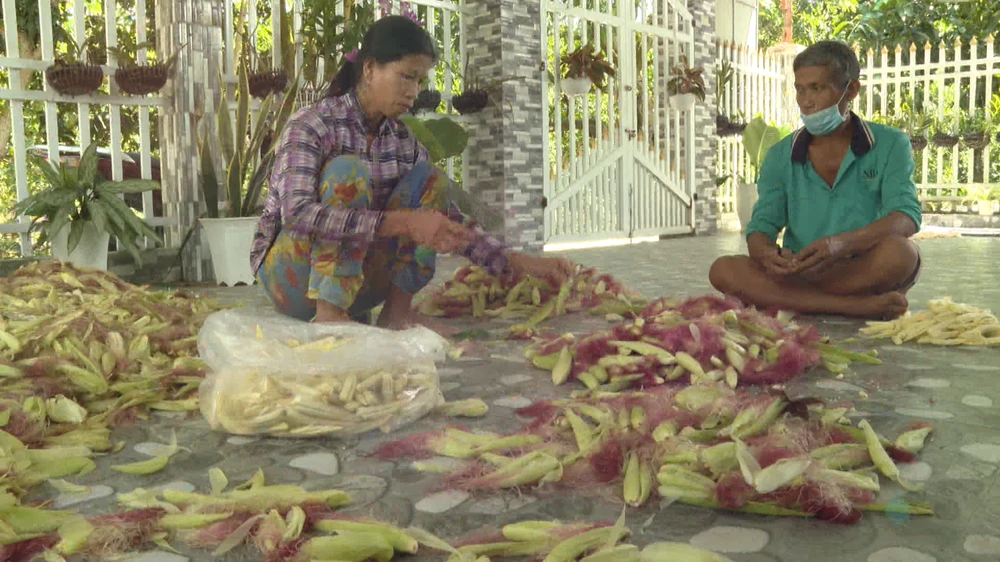 Chị Diễm làm đủ nghề để lo cho gia đình.