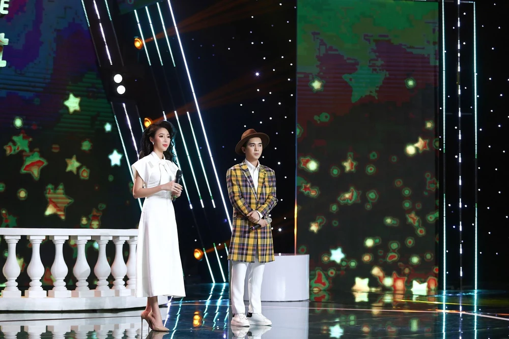 Dương Minh Ngọc nghe nhận xét từ ban giám khảo. Dương Minh Ngọc nghe nhận xét từ ban giám khảo.