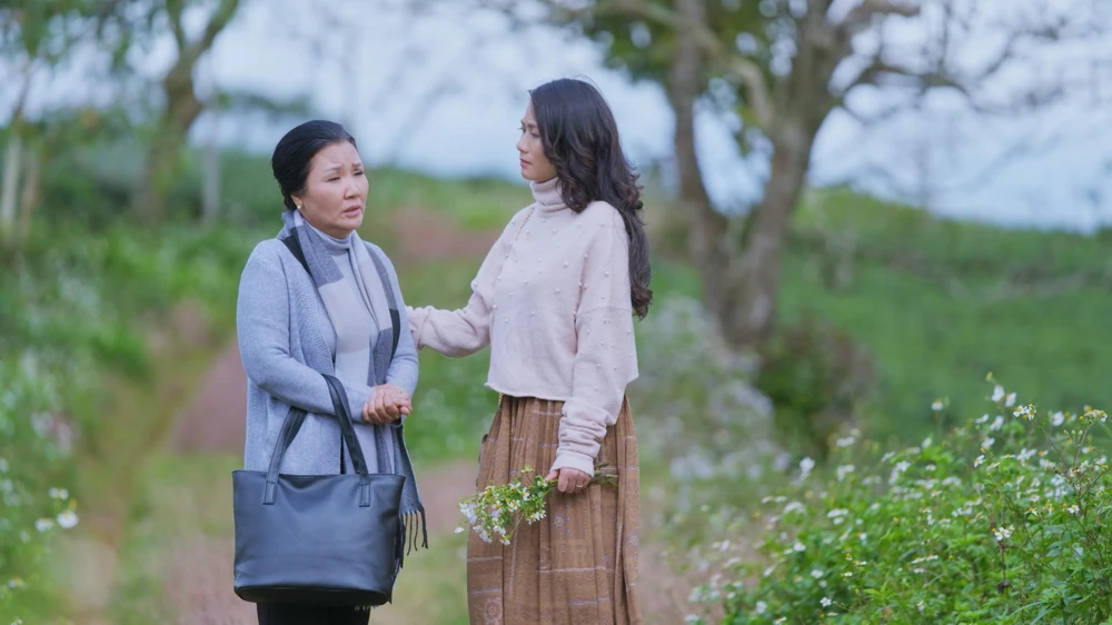 Bà Hiền kể lại Trúc Trà nghe chuyện Chiêu Dương. Ảnh: CTCC