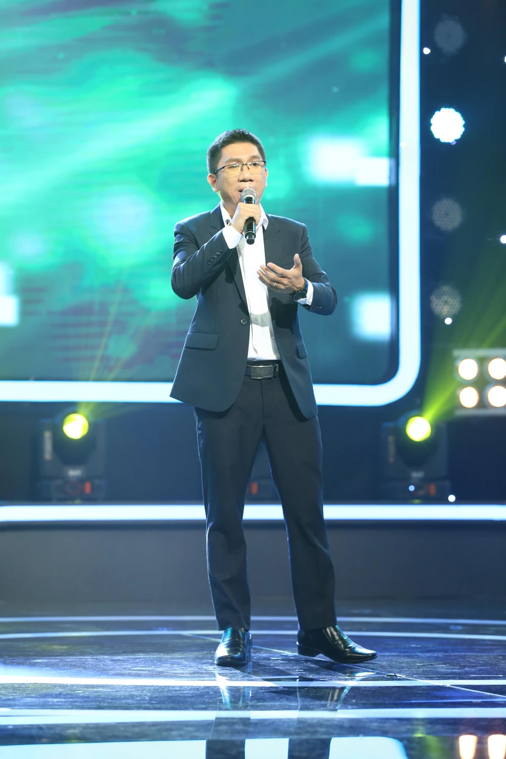 Bác sĩ Thái Duy hát trong chương trình.