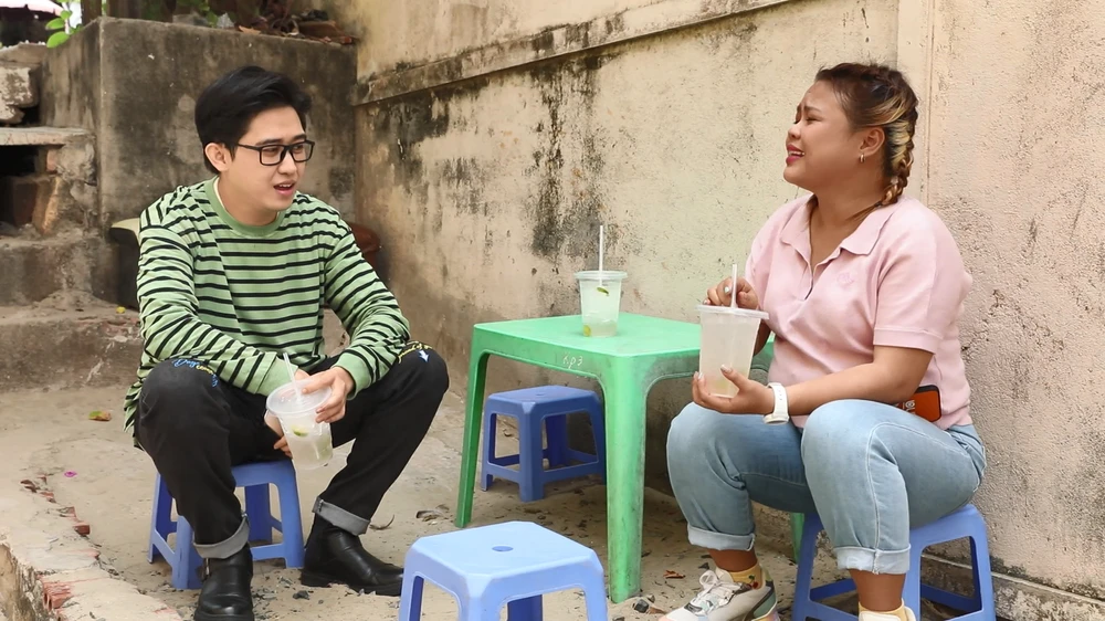 MC Quốc Bảo cùng Ngọc Hoa uống chanh muối.