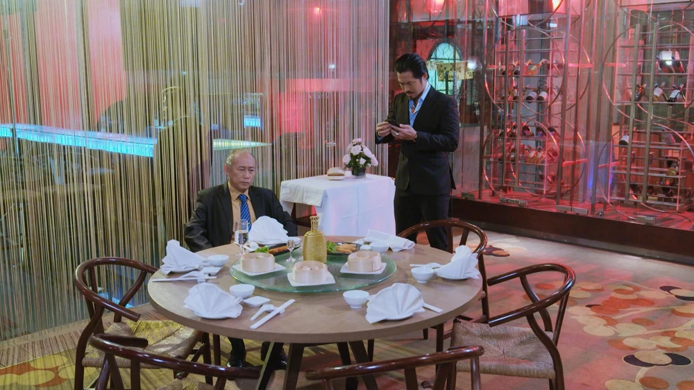 Tên cớm bẩn cảnh báo lão Bàng.