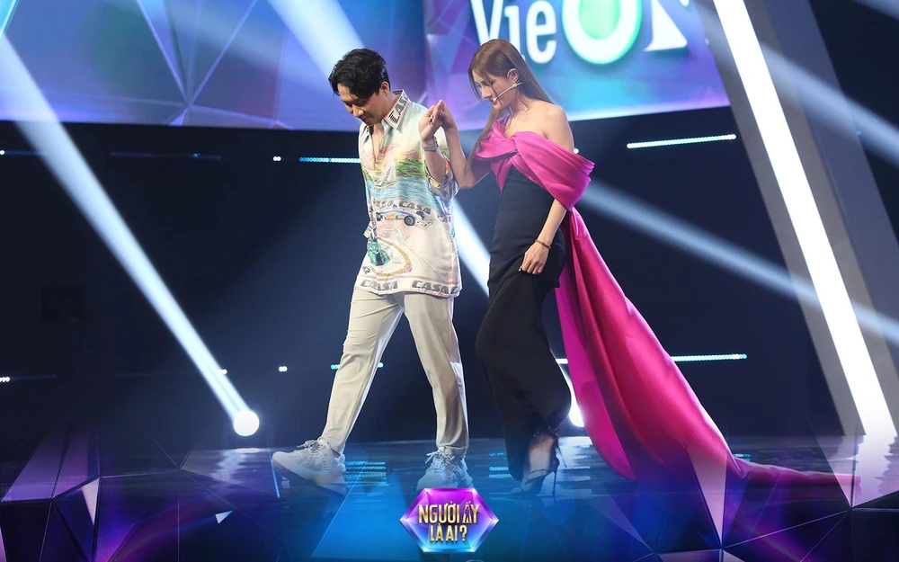 Tuyết Kha bước ra sân khấu.