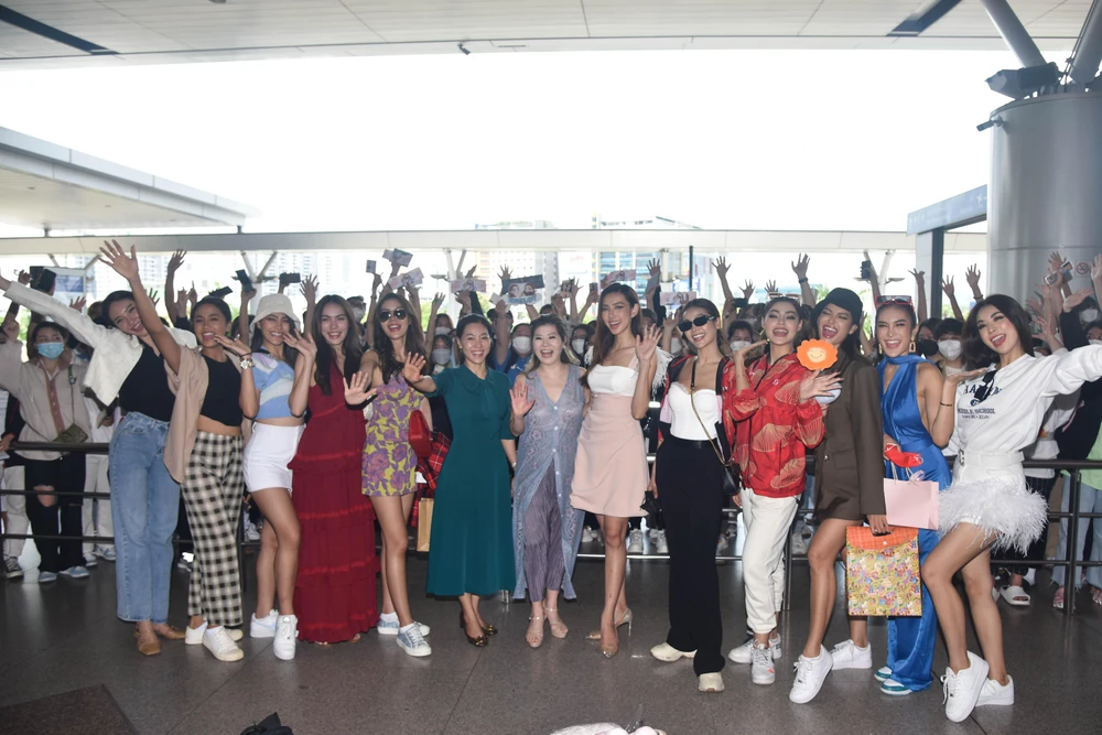 Hình ảnh tại sân bay.