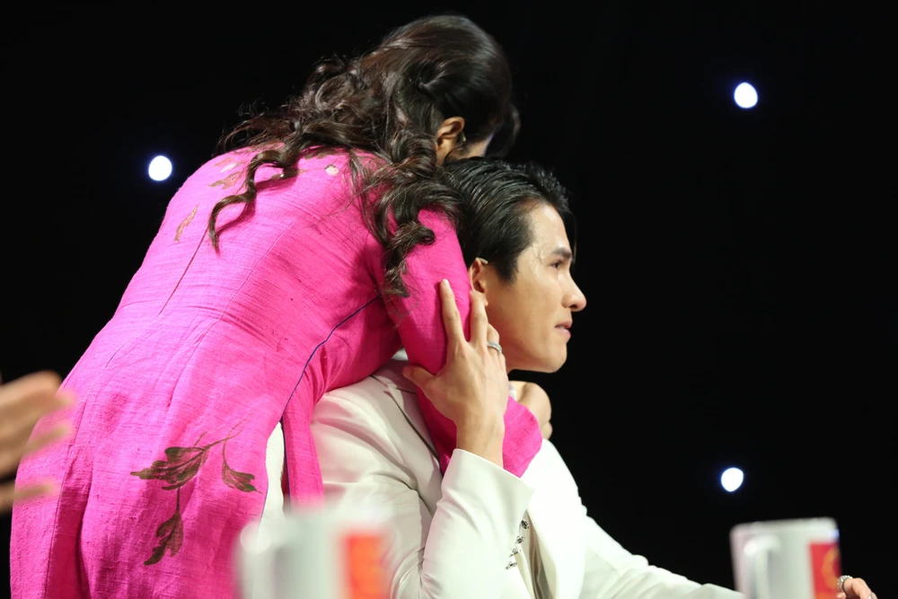 MC Quỳnh Hoa an ủi nam ca sĩ.