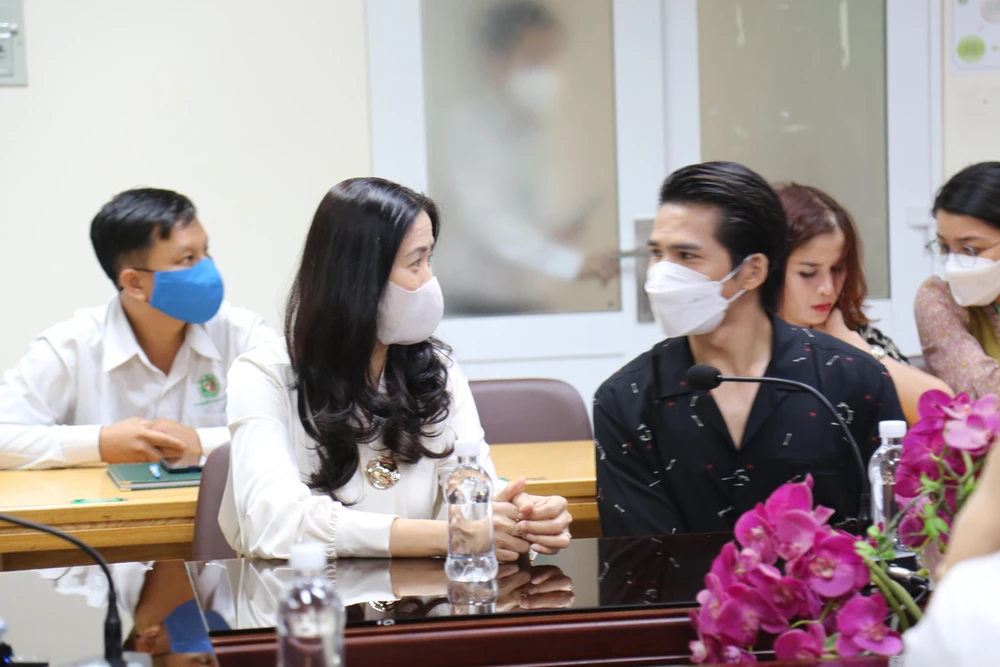 Ca sĩ Quốc Thiên và MC Quỳnh Hoa tới bệnh viện ủng hộ chi phí.