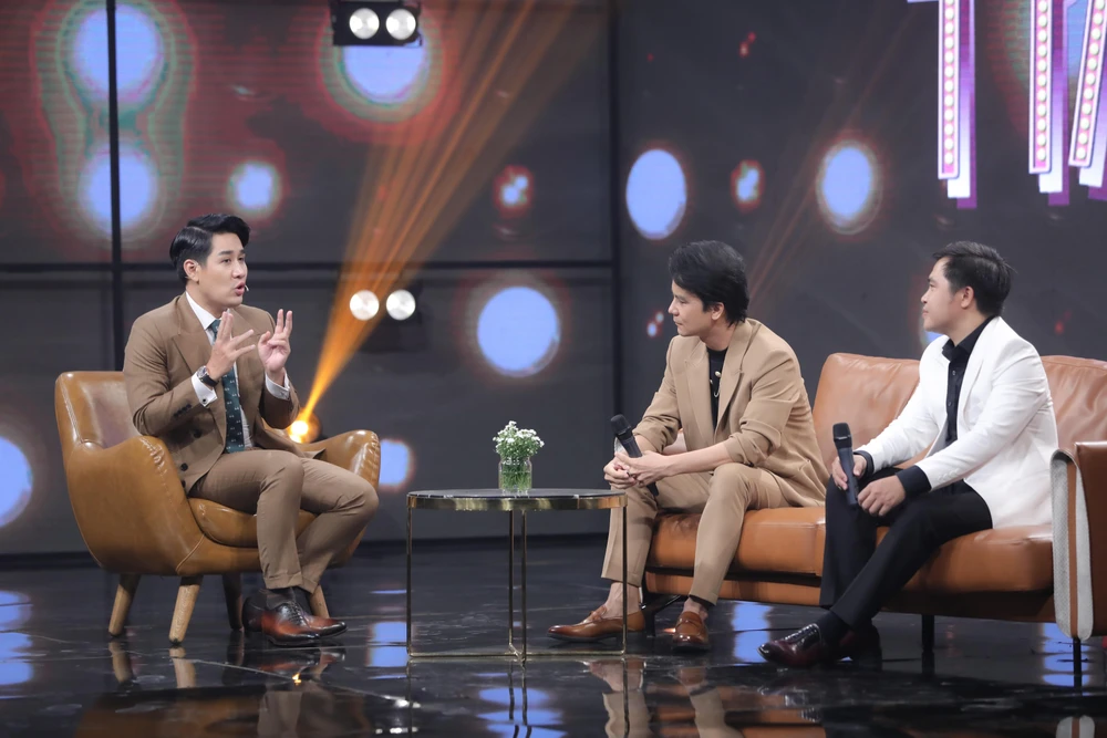 Vũ Quốc Việt và ca sĩ Lê Minh chia sẻ với chương trình.