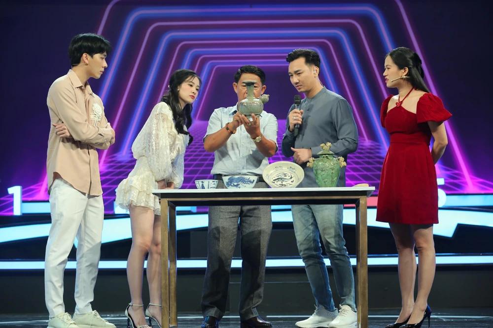 Người bí ẩn với tranh đá.