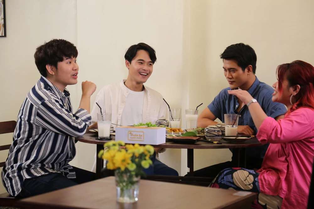 Các nhân vật trao đổi trong chương trình.