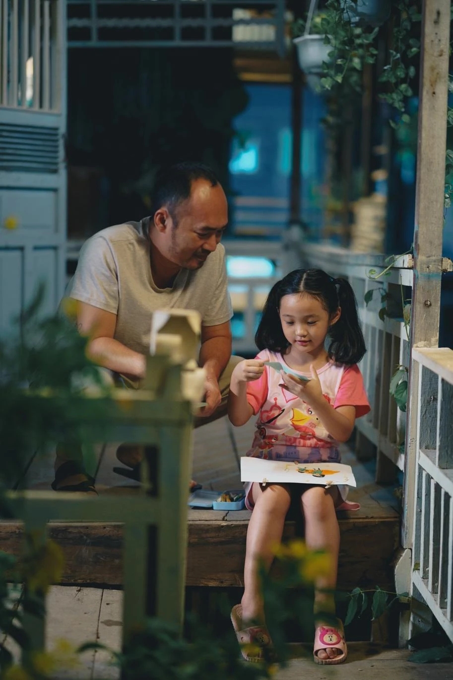 Bảo Thi cho biết từ những ngày quay đầu, Tiến Luật đã đối xử với bé thân thiết như con gái ruột.