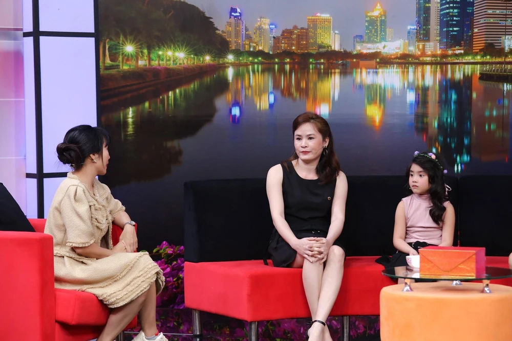 Bé và mẹ trong chương trình.