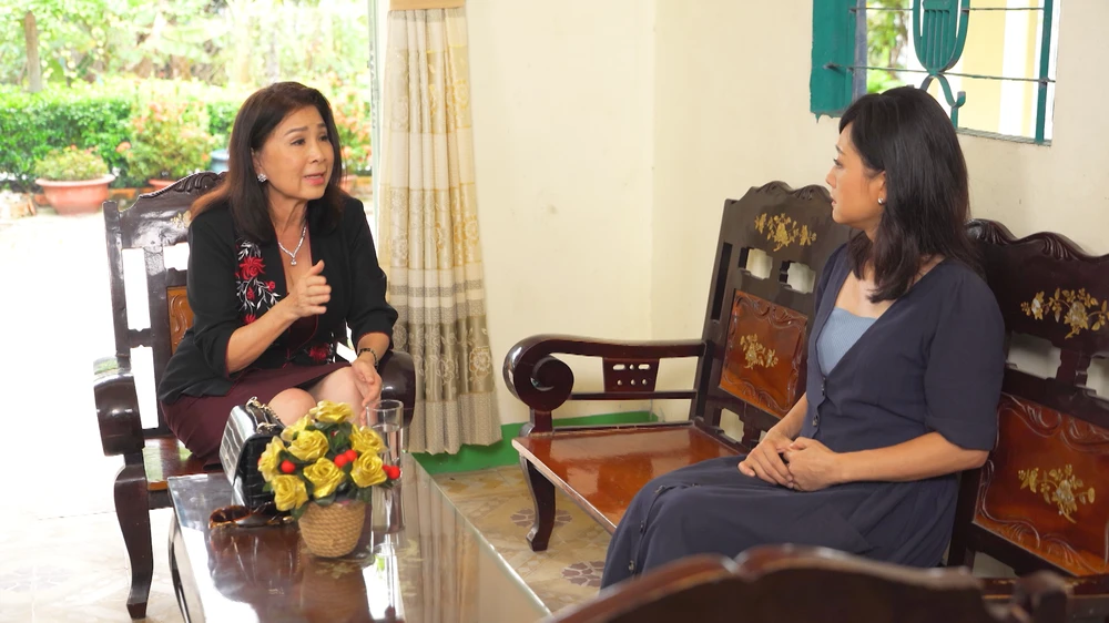 Bà Minh nói chuyện với Thu Cúc.