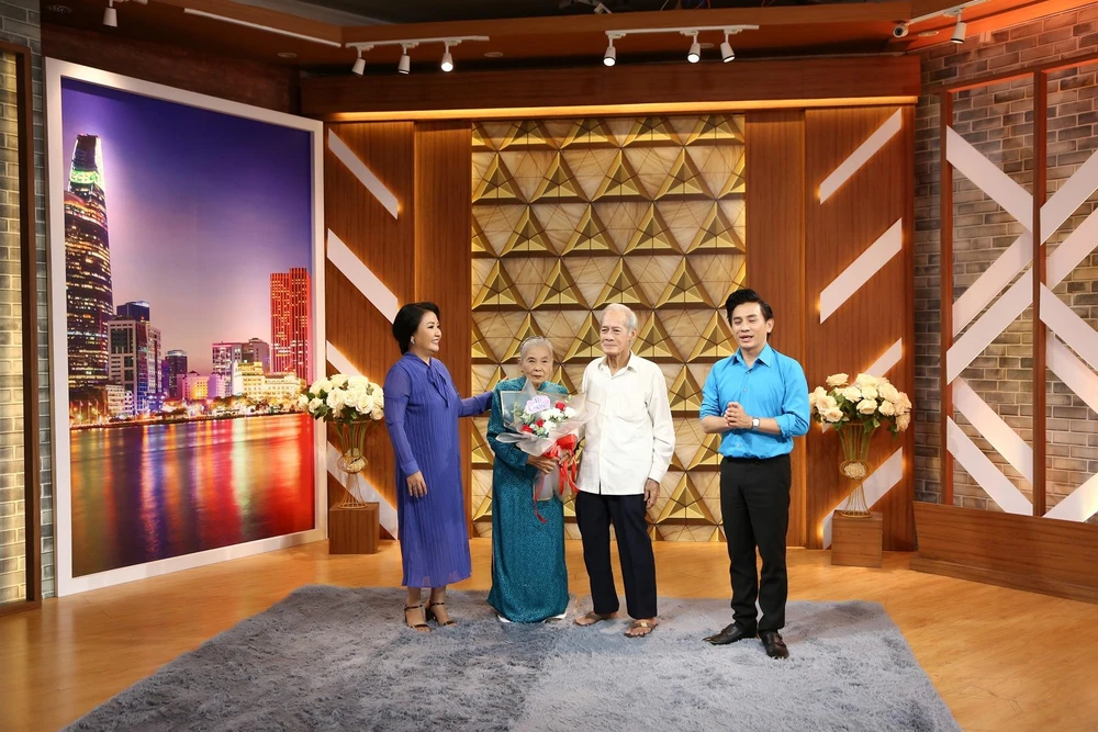 Hai nhân vật nhận hoa từ chương trình.