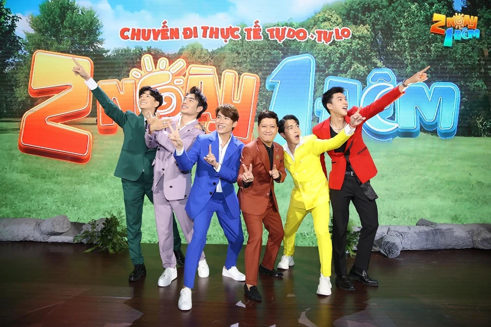 Sáu cast trong chương trình. Sáu cast trong chương trình.