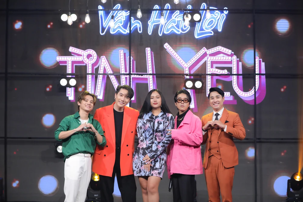 Các nhân vật chào khán giả. Các nhân vật chào khán giả.