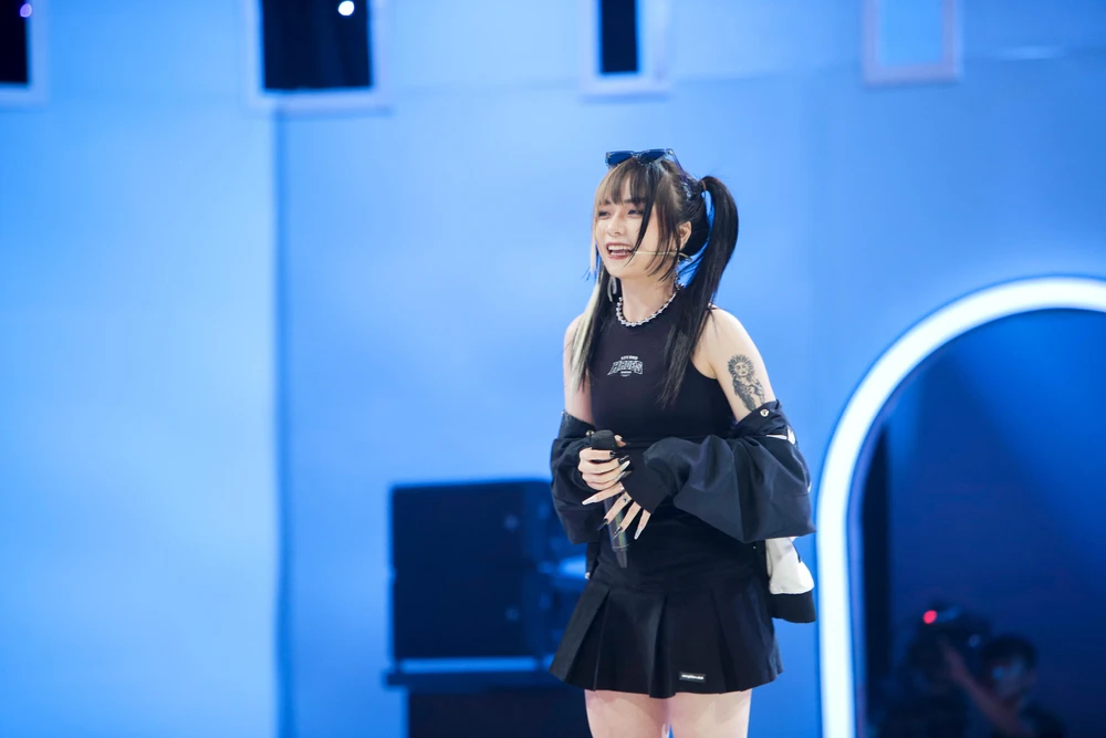 Huyền Diệp trong trang phục cực hầm hố.