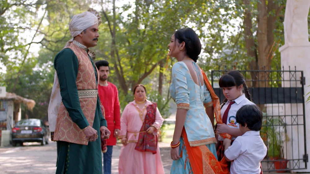 Purvi thông báo với trưởng làng. Ảnh: CTCC