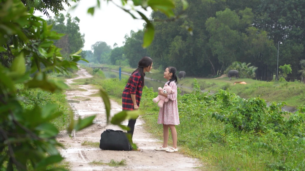 Thu Cúc và con gái bỏ đi.