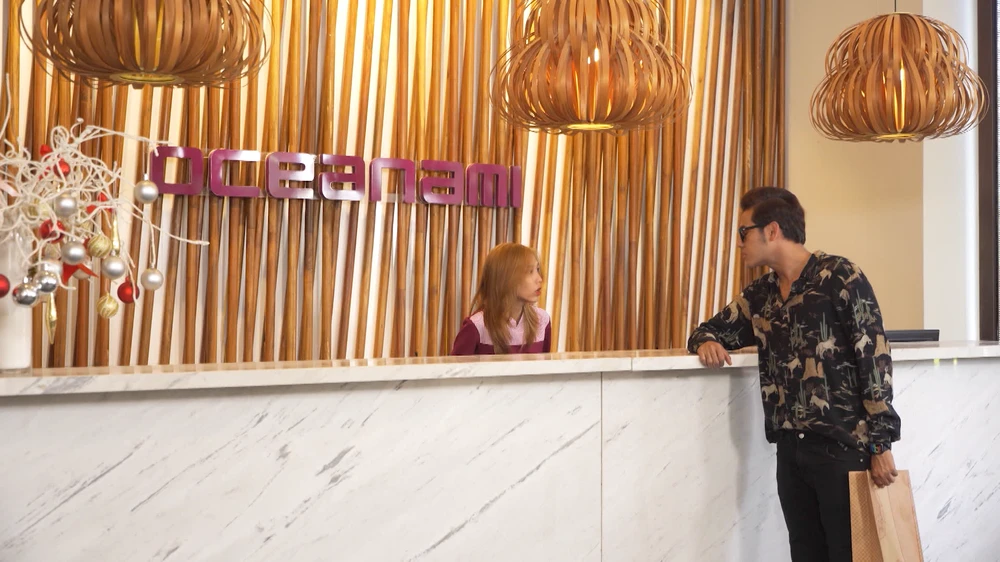 Thiên đến đặt khách sạn đắt tiền. Ảnh: SV