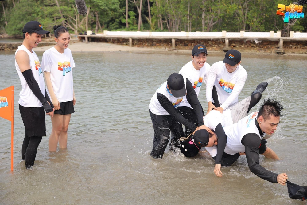 Lê Dương Bảo Lâm bị nhấn nước trong chương trình.