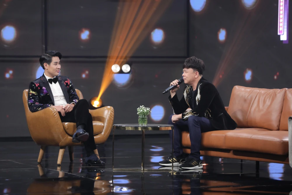 Nhạc sĩ Sơn Hạ chia sẻ với chương trình. Ảnh: CTCC