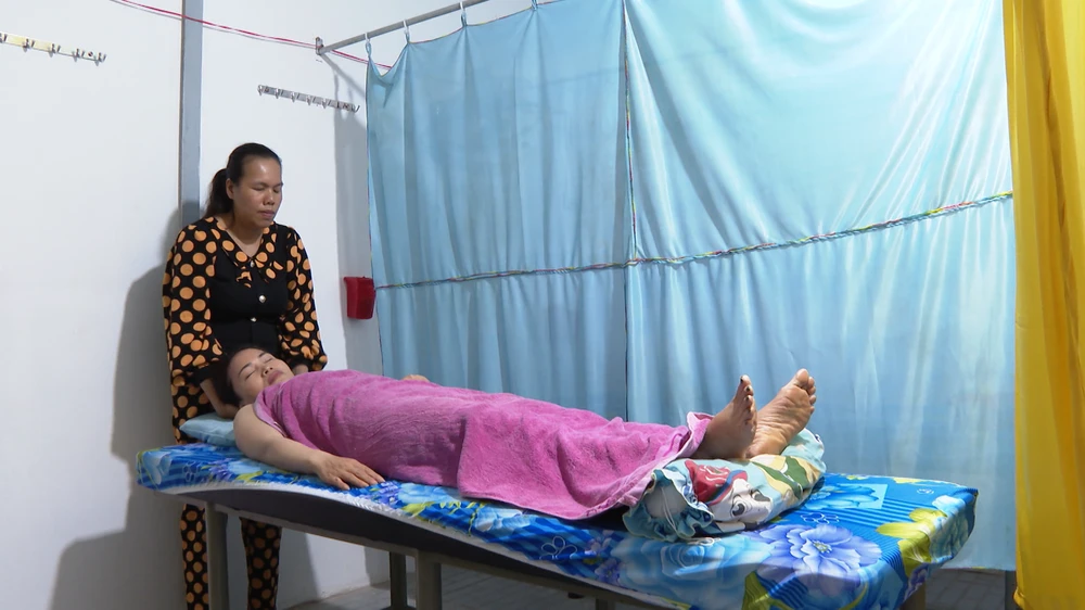 Cảnh chị Linh mát-xa.