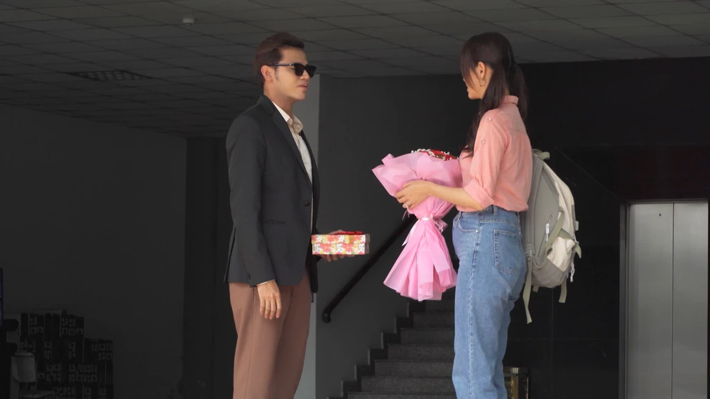 Thiên tặng quà cho Yến.