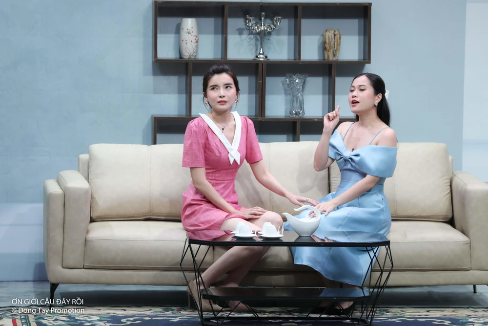 Lâm Vỹ Dạ với vai trưởng phòng trong chương trình. Lâm Vỹ Dạ với vai trưởng phòng trong chương trình.