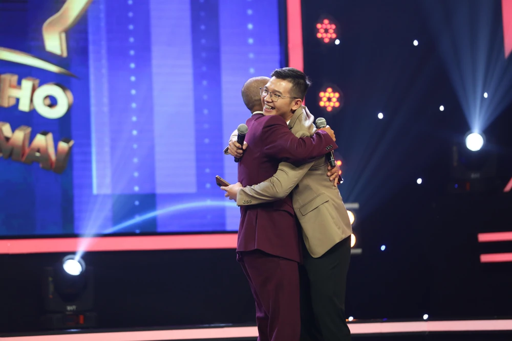 Cái ôm đầy xúc động trong chương trình. Cái ôm đầy xúc động trong chương trình.