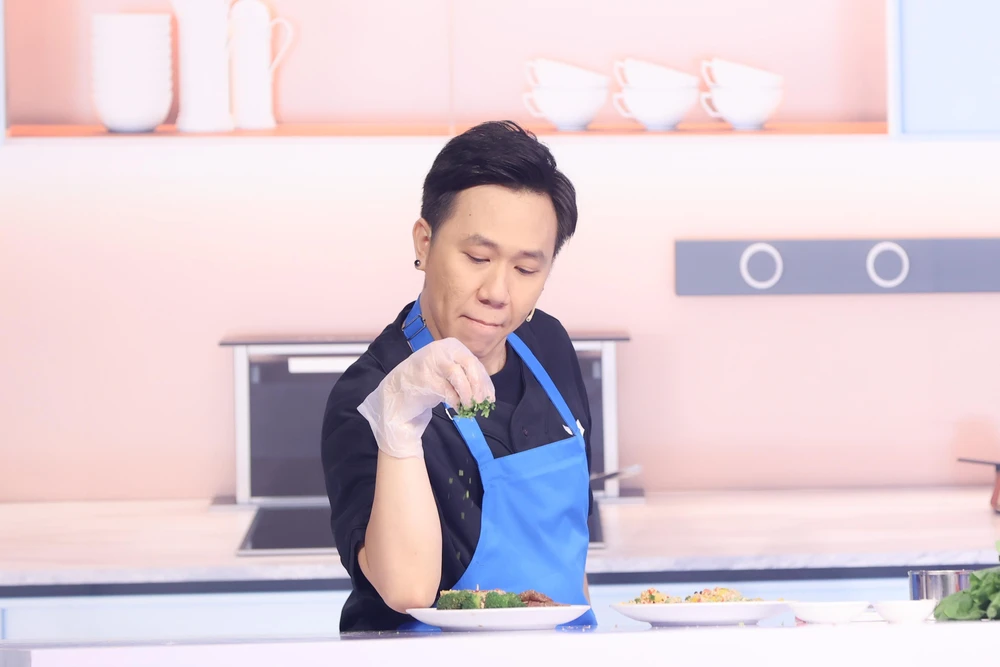 Anh Đức trổ tài rắc rau trong chương trình.