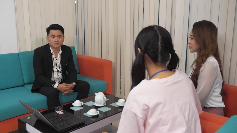 Yến giải thích trong tòa soạn. Ảnh: SV