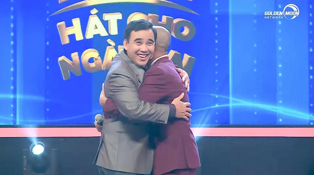 MC Quyền Linh ôm chầm anh Long trong chương trình.