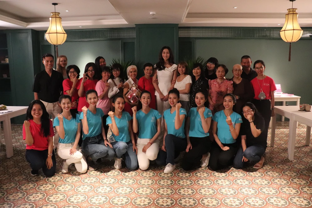 Bảy cô gái xinh đẹp trong dự án nhân ái. Ảnh: CTCC Bảy cô gái xinh đẹp trong dự án nhân ái. Ảnh: CTCC