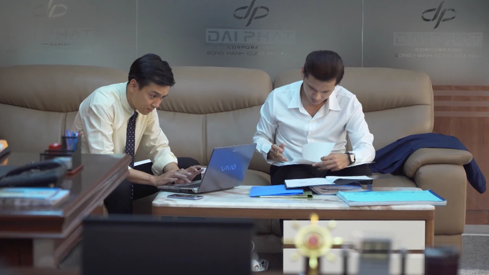 Nam Thiên và trợ lý tại công ty.