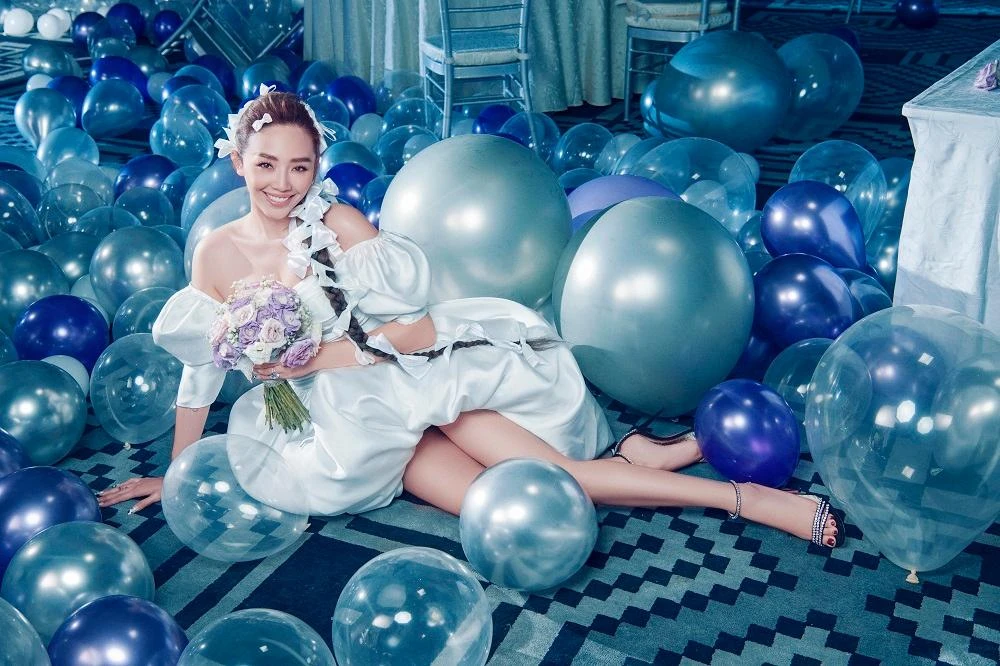 Hình ảnh nữ tính với váy bồng và nụ cười ngọt ngào đã đánh lừa người hâm mộ. Ảnh: CTCC