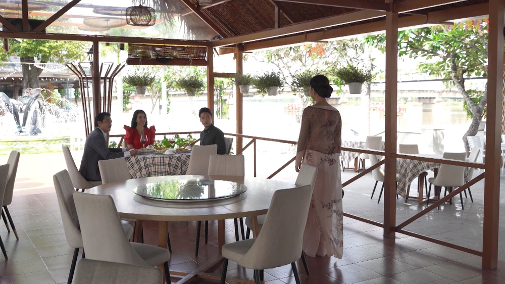 Hoàng Nam gặp lại Thu Cúc.