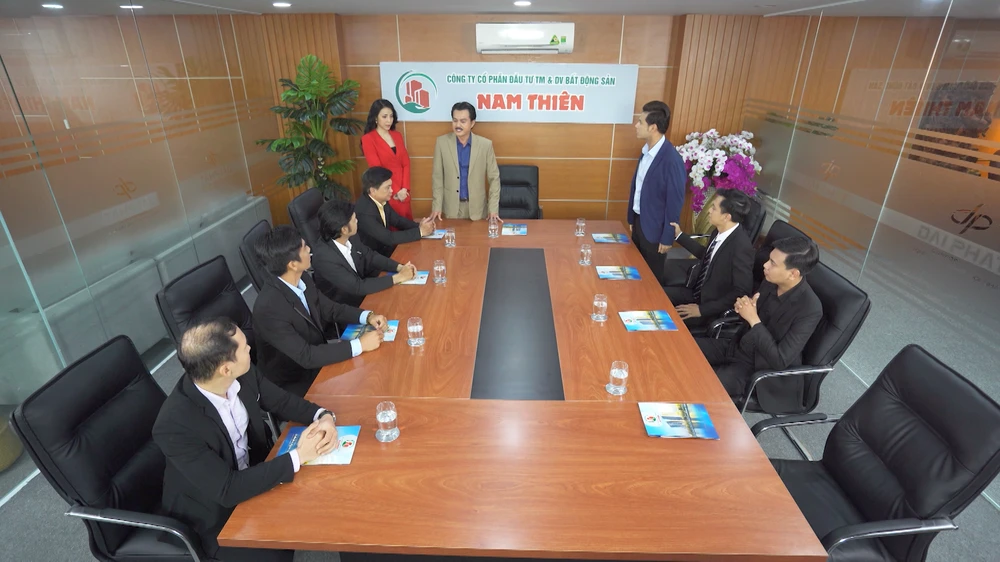 Ông Nam triệu tập cuộc họp công ty.