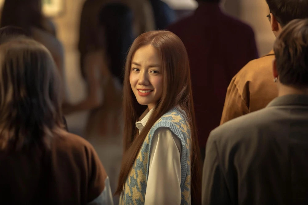 Cô gái quay lại mỉm cười trong MV.