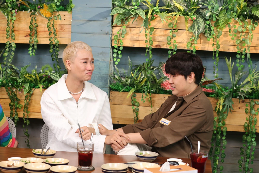 Khách mời chơi trò chơi trong chương trình.