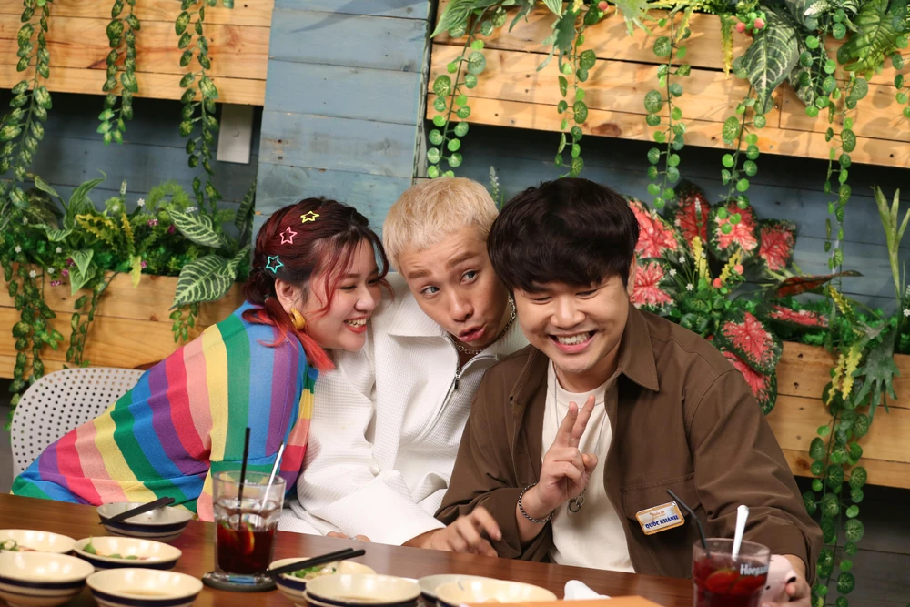 Hải Triều và hai nhân vật trong chương trình. Ảnh: CTCC