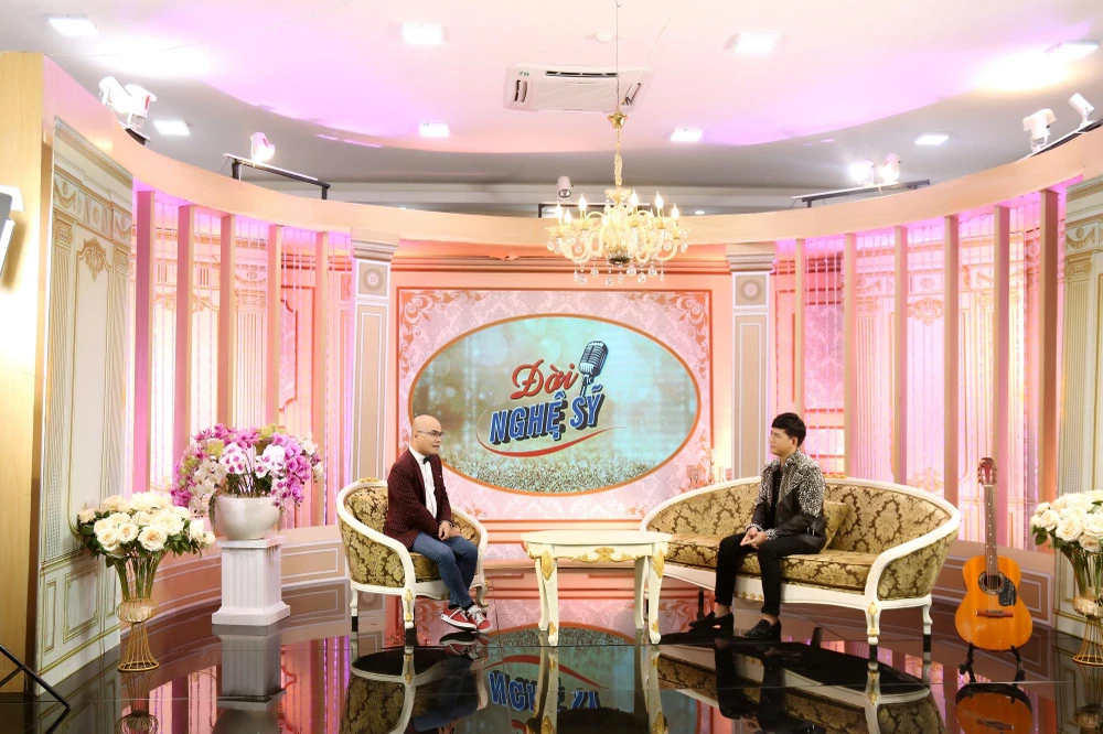 Quách Thành Danh chia sẻ với MC trong chương trình.