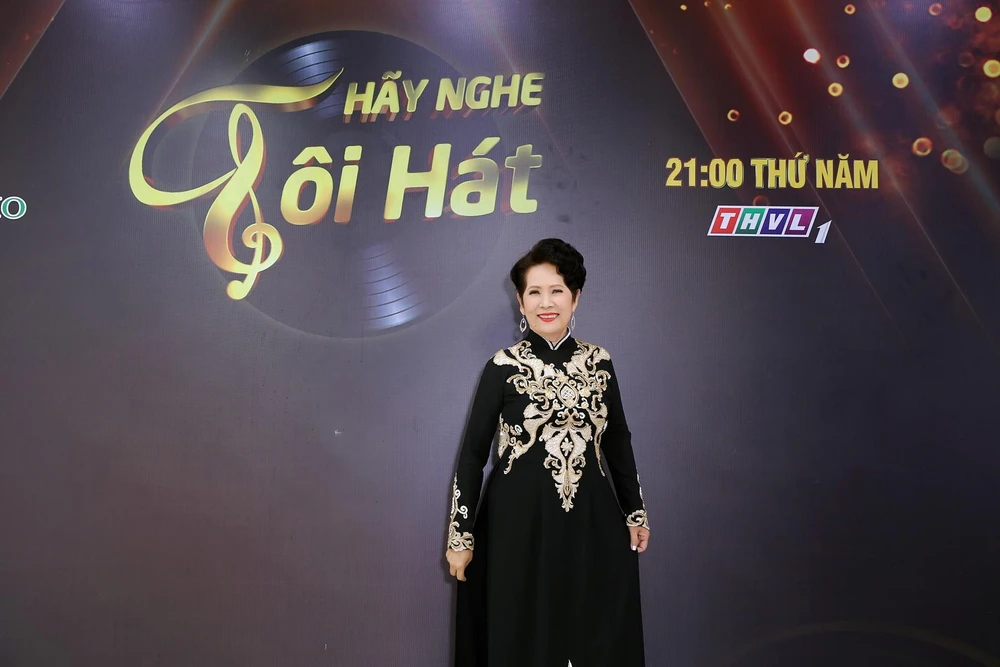 Danh ca Phương Dung xuất hiện tại chương trình. Danh ca Phương Dung xuất hiện tại chương trình.