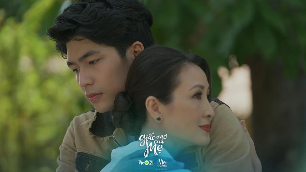 Trọng khang và mẹ. Ảnh: Vieon