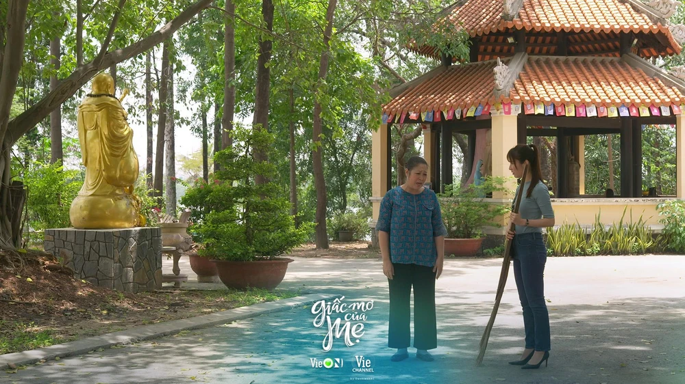 Trà My trao đổi với người mẹ của mình.