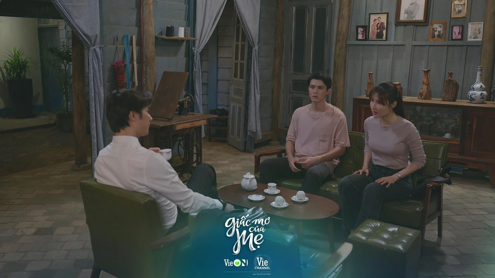 Cả ba anh em trao đổi với nhau.