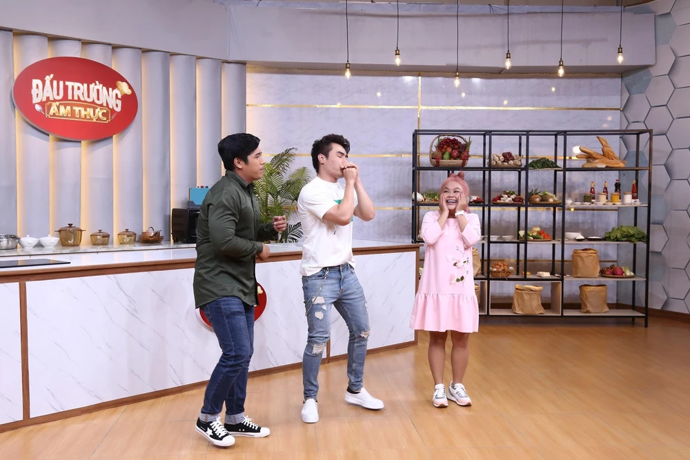 Lê Dương Bảo Lâm cùng khách mời tại chương trình.