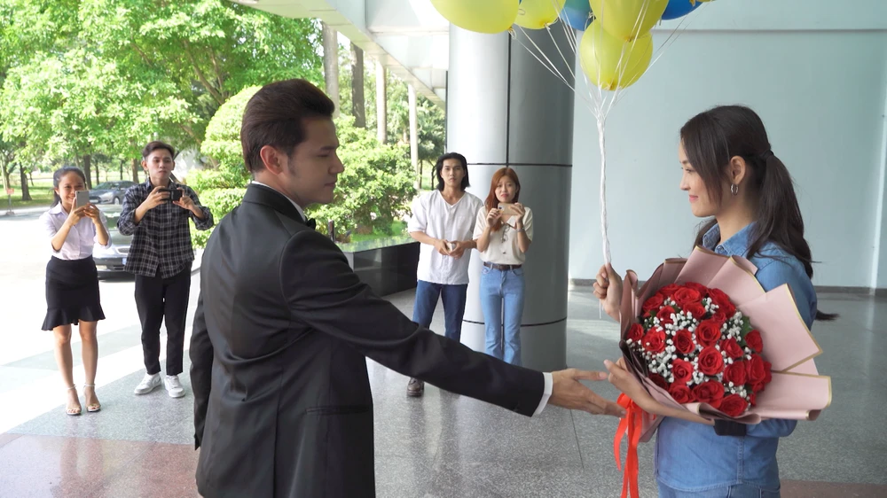 Hoàng Thiên cầu hôn Ánh Tuyết.