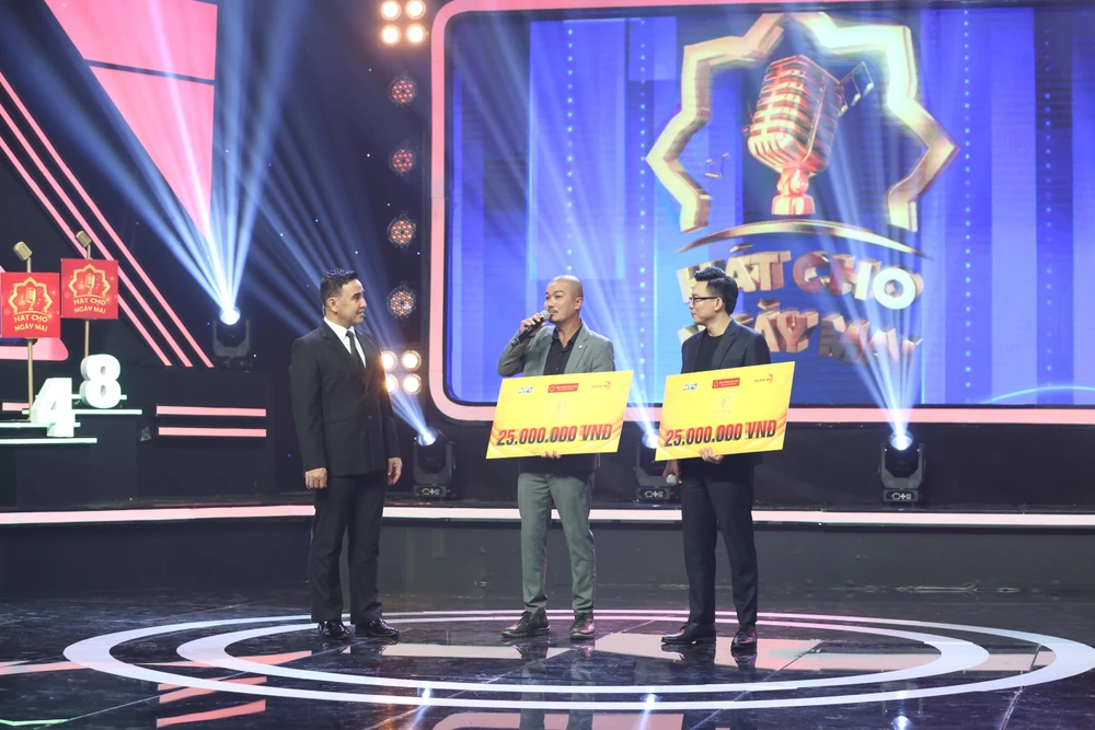 Anh Huỳnh Quang Nhật Long và bác sĩ Hồ Quốc Pháp.