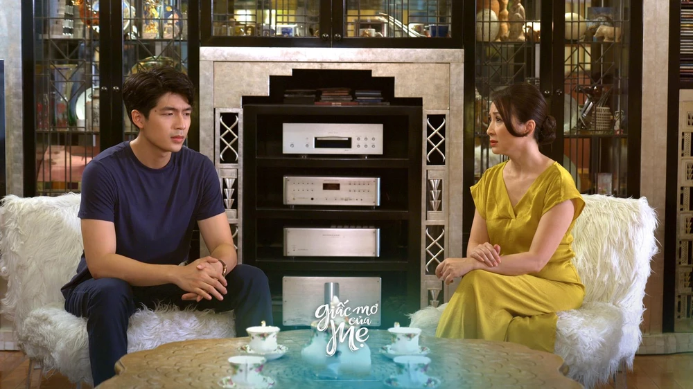 Trọng Khang và mẹ. Ảnh: NSX