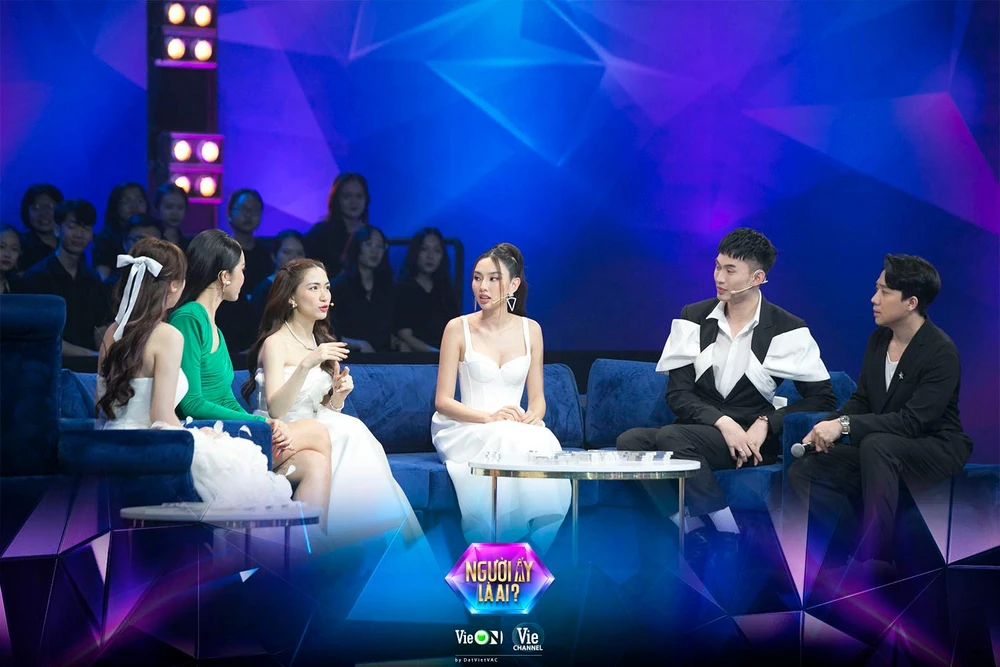 Các nhân vật giao lưu với nhau.